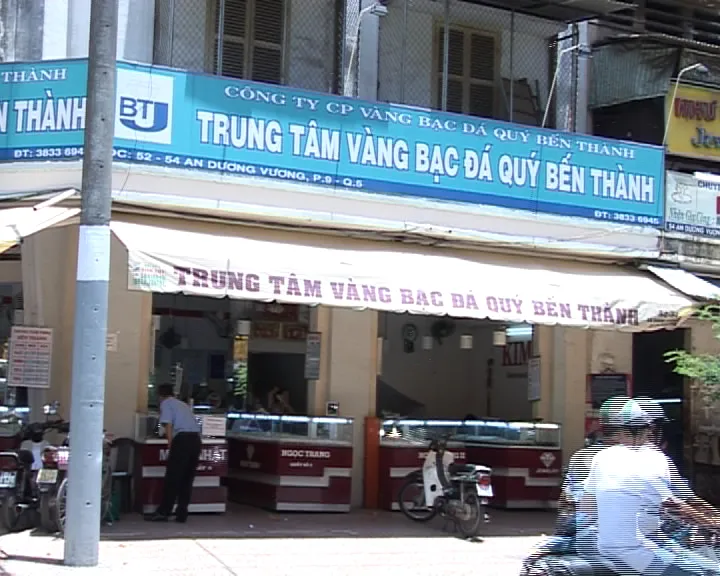 Một số người đến hỏi giá vàng rồi bỏ đi. Ảnh chụp lúc 13 giờ tại Trung tâm và bạc đá quý Bến Thành. Ảnh: Đức Trọng Giá vàng tăng cao, đa số khách đến mua đá quý và nữ trang ở các cửa hàng kinh doanh vàng. Ảnh: Trần Thanh Giá vàng vượt ngưỡng 45 triệu đồng/lượng vào ngày 9-8 (ảnh chụp lúc 11 giờ 30 ngày 9-8). Ảnh: Trần Thanh